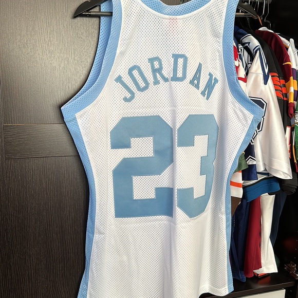 Michael Jordan North Carolina Tar Heels Mitchell & Ness 1983/84 Authentic Jersey - Picture 6 of 9